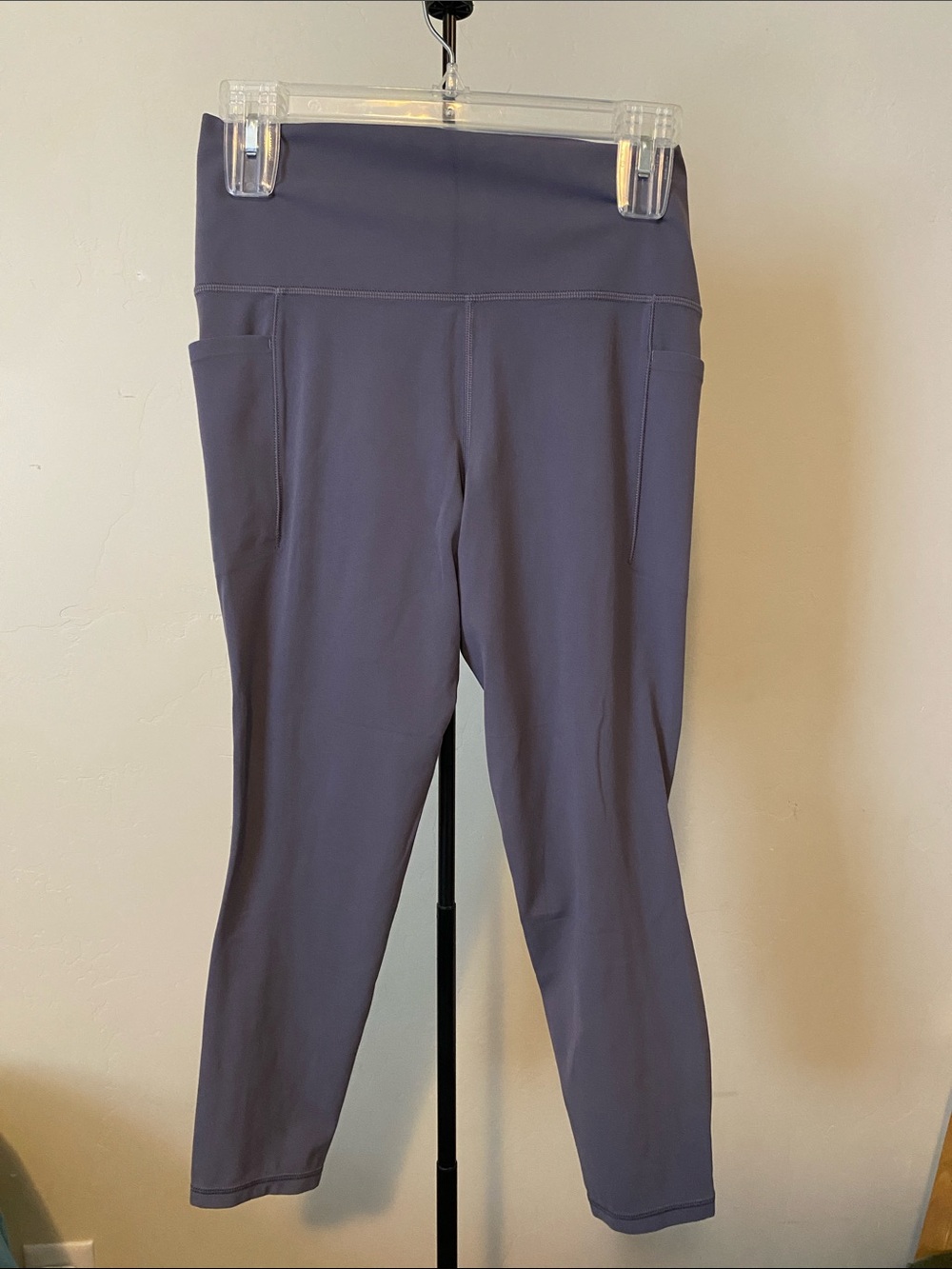 NWOT ATHLETA SALUTATION STASH POCKET 11 7/8 TIGHT LEGGINGS SIZE MEDIUM
